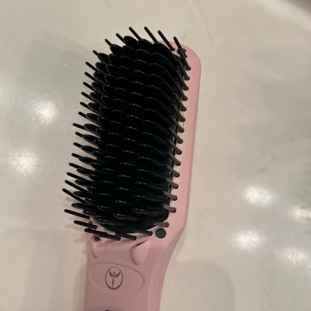 L’ange Le Vite ceramic straightening brush